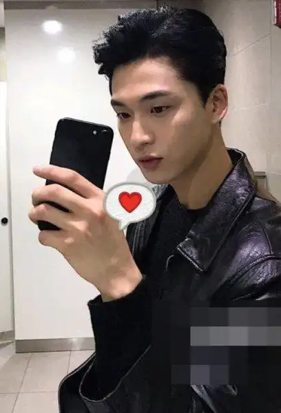 图片[1]-菱形脸男生烫短头发欣赏-女性资讯网