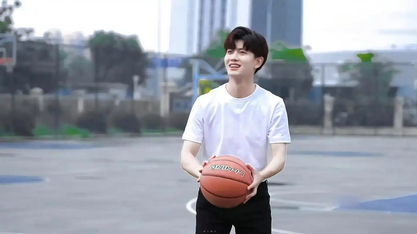 周生辰打篮球和顾旭阳打篮球.  任嘉伦
