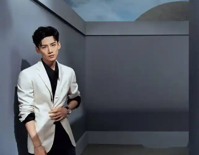 白敬亭冷调现代风大片释出着西装搭配衬衫成熟干练