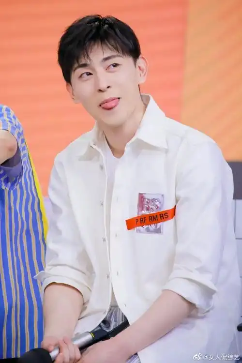 邓伦[超话]##邓伦#吐舌太可爱了吧看一眼,我又初恋了