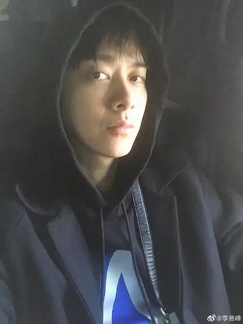 10月8日,李易峰在微博久违晒自拍,照片中他素颜出镜,穿帽衫简单帅气.