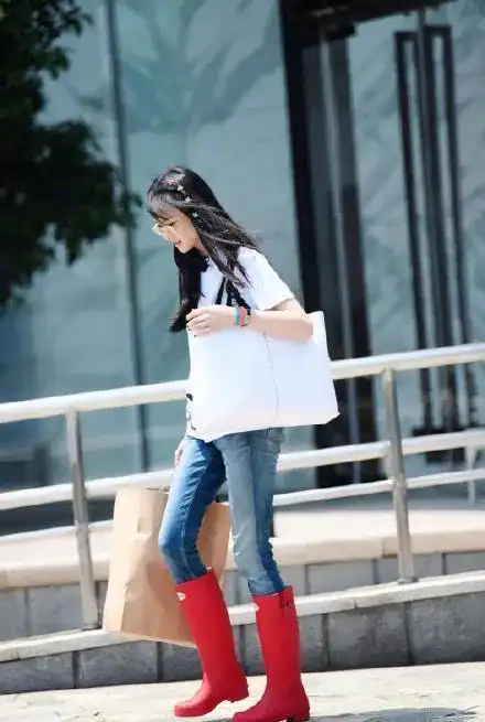 除了做客《拜托了冰箱》,《王牌对王牌》等大热综艺,郑爽还接连参与了