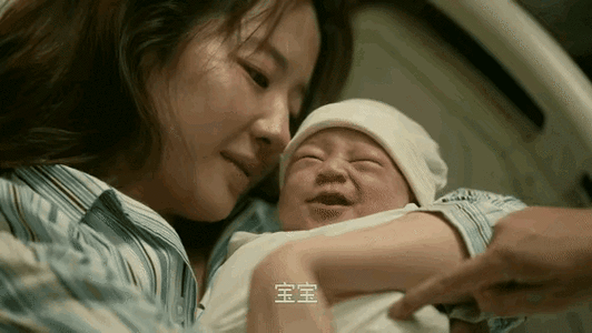 宝宝还不知道抱着她的是仙女姐姐刘亦菲.这是多少人