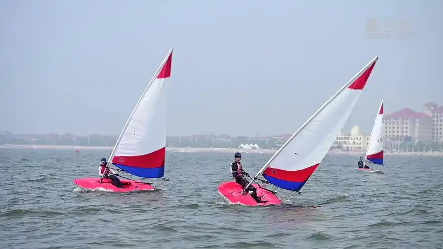 海边上的青少年帆船夏令营
