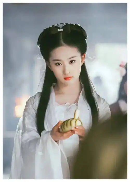 刘亦菲本就是美貌的化身,加之化妆师的巧手,更是让她美不胜收,仿佛