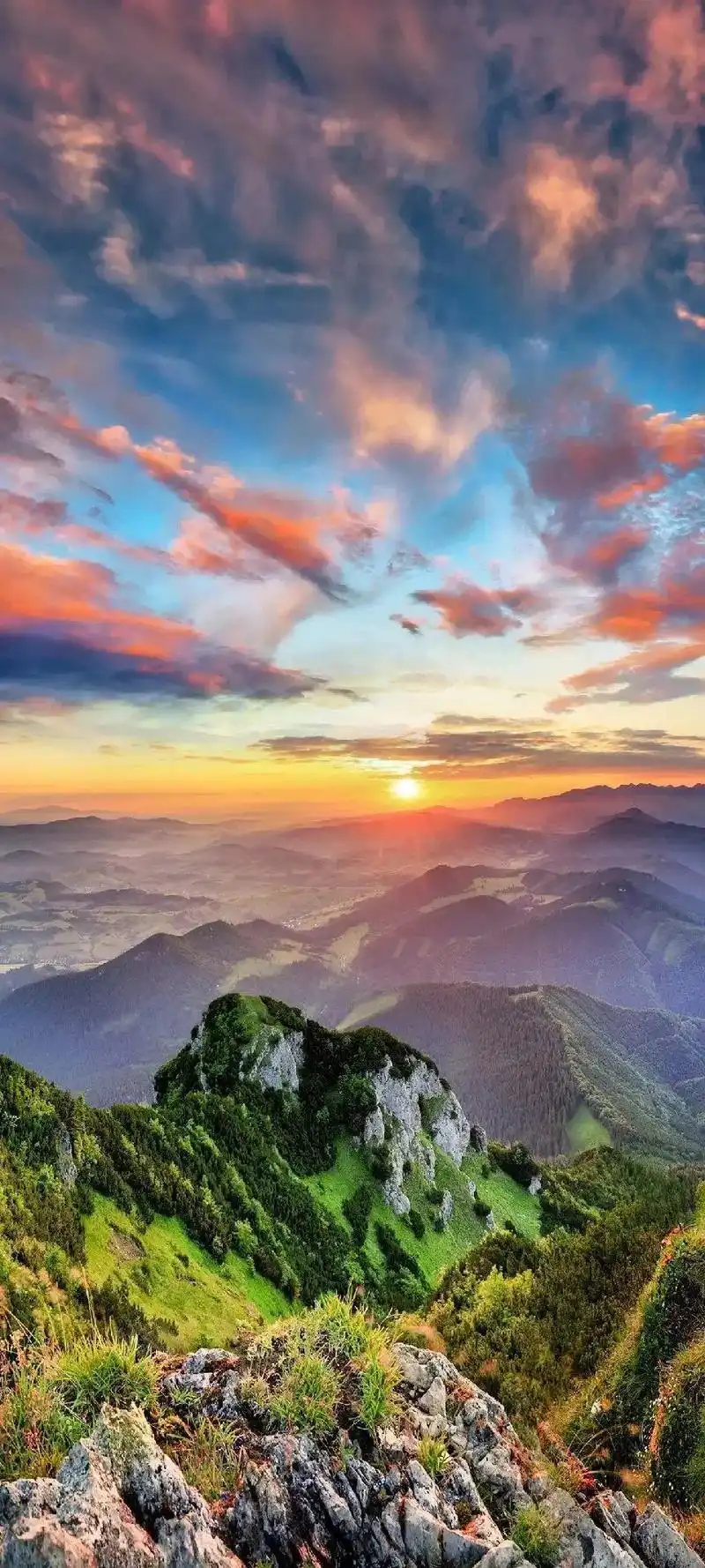 雄伟山峰,巍峨耸立,直指云端,令无数人为之倾倒.