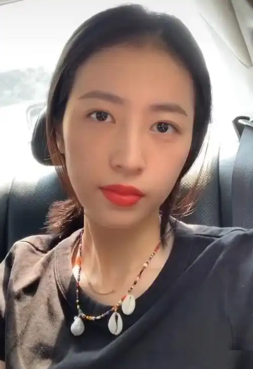 果然明星就是明星啊,就算是素颜都要比普通人看起来高级,周雨彤小姐姐