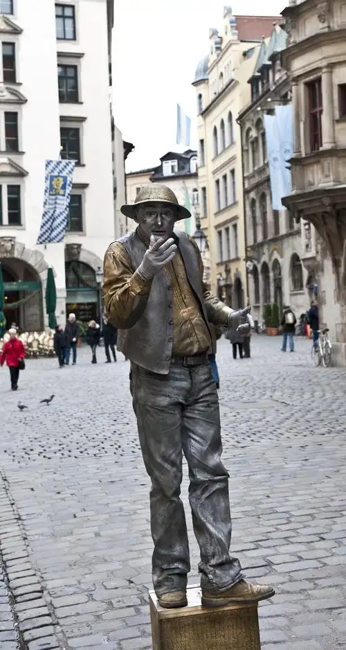 标题:慕尼黑街头行为艺术家