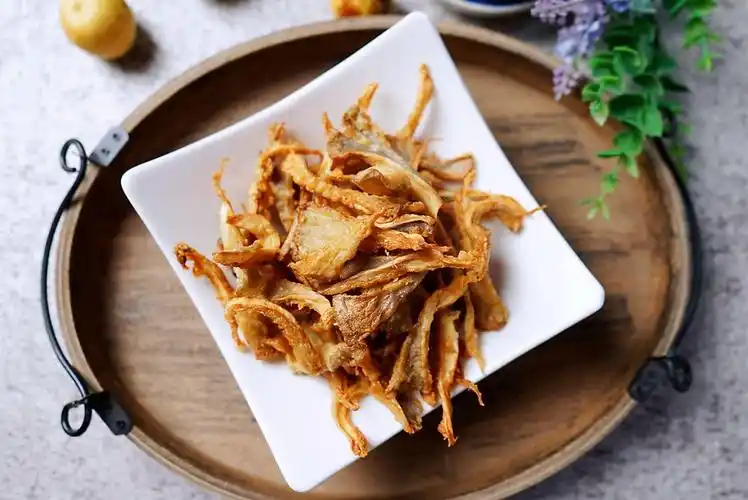 炸平菇,口感绵软又增香,下饭又是下酒菜,节日餐桌吃它真添彩