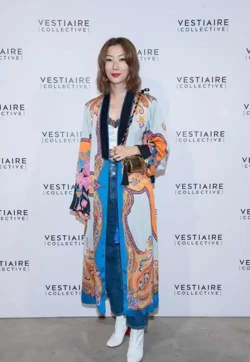 郑秀文穿衣真高调蕾丝内搭配印花开衫睡衣风穿得挺有气势