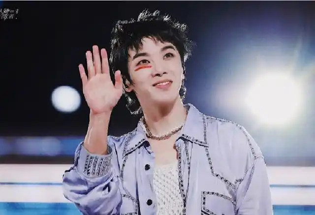 华晨宇戴面具唱歌好稳,网友:晨宇在开火星演唱会吧