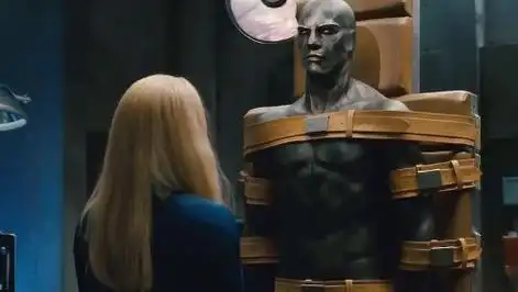 全身银色的外星人来到地球,被人类关在实验室,差点引起大祸