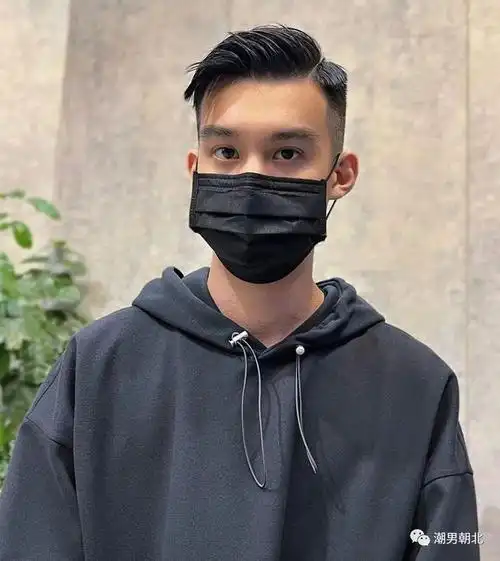 那么大家就可以试试这款中分发型,两边铲短干净利落,中间中分减龄帅气