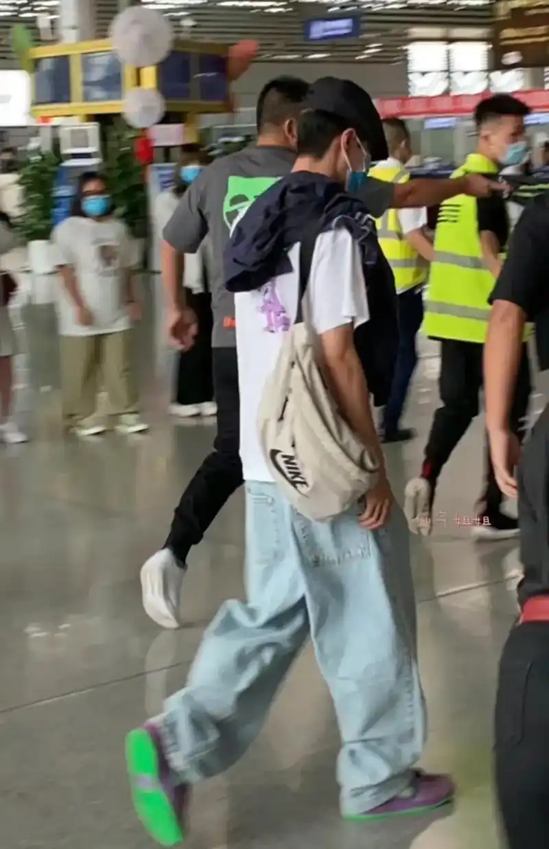 你已经登陆我的视角了#王一博 #生图 #机场照 - 抖音