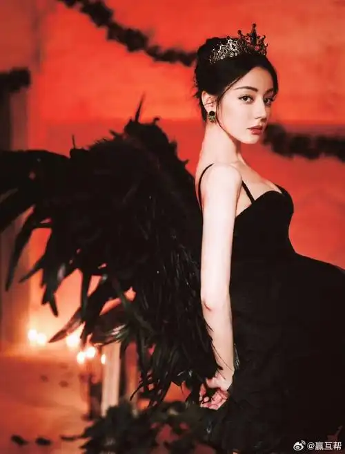 迪丽热巴戴上皇冠,化身霸气女王,让人瞬间沉醉在她的魅力之中!
