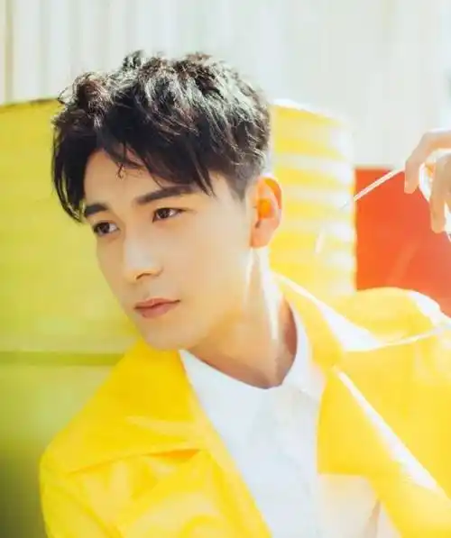 网络图片侵删1996年3月31日,出生于辽宁省沈阳市,中国内地男演员.