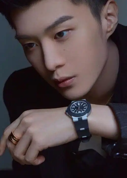 范丞丞活动造型图,清爽短发搭配黑色修身西服,是冷冽英气的少年