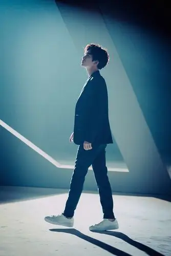 易烊千玺工作室放出侧颜花絮照尽显成熟少年气质