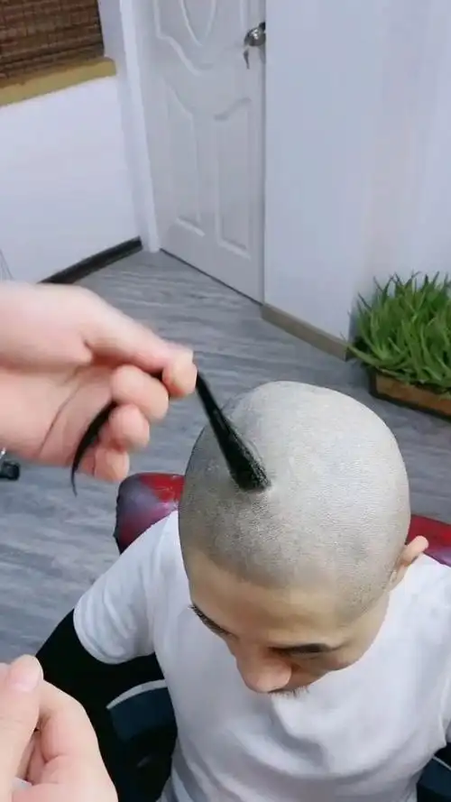 这位大哥的发型真是犀利,头上就只有一撮毛,竟然还让我帮他做发型