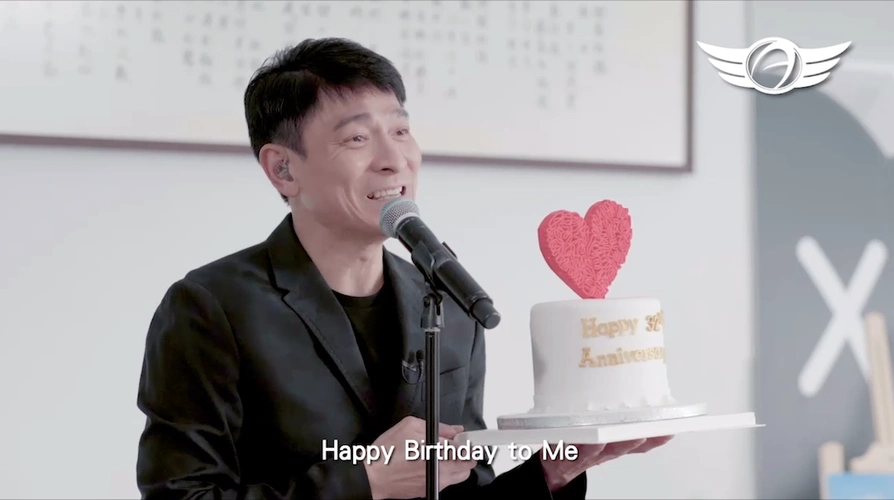 【刘德华歌迷会32周年】拍片与歌迷远距离庆祝 分享与宝贝女作画送给