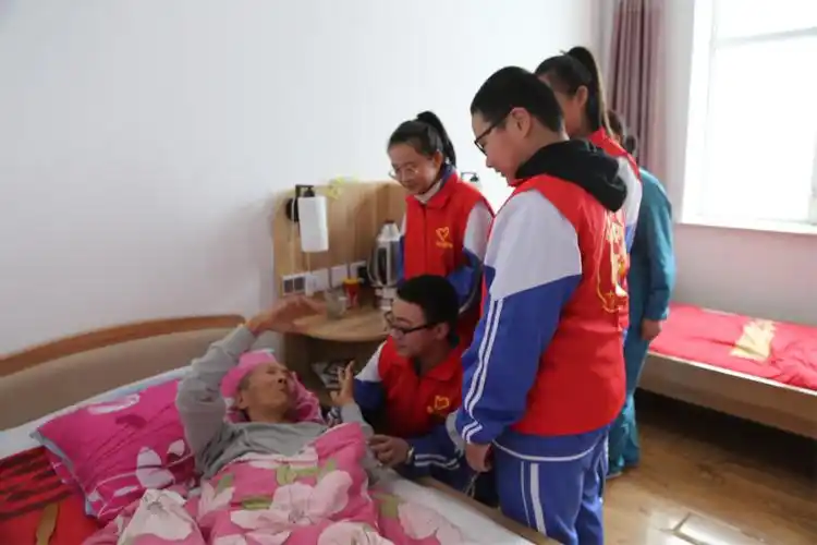 敬老爱老青春暖夕阳-----西林一中志愿者走进博爱敬老院