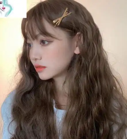 卷发2022流行的中长发,非常适合需要修脸的发型