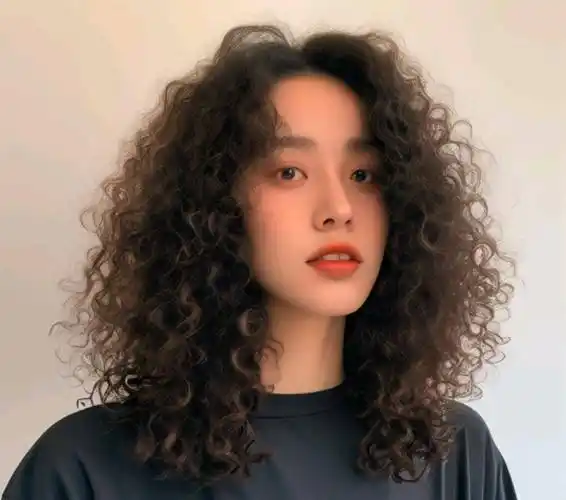 首先,全头螺旋烫发是本季最流行的发型之一.