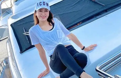 赵敏郡主黎姿晒海边游玩照身材依旧似少女这是快50岁的人