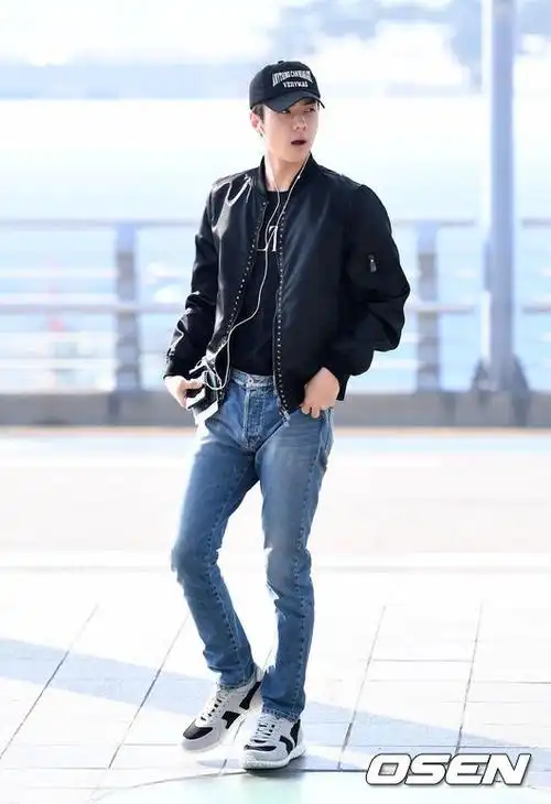 exo世勋飞赴中国香港参加活动 机场街拍显时尚大片既视感【组图】