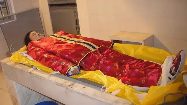 三个小孩中毒死了火化其中一个时另外两个醒了吓坏父母