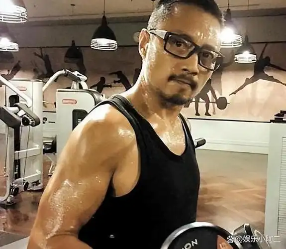 张涵予不仅在戏内展现了阳刚之气,而且在戏外的形象同样充满了男子