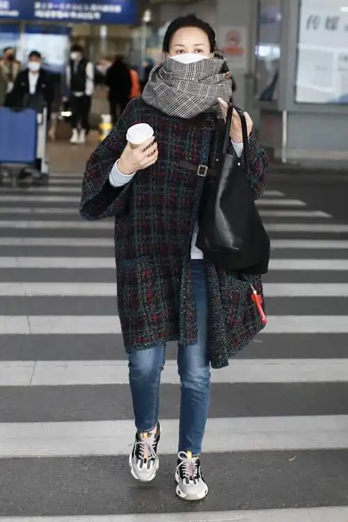 那英直接素颜就出门了穿着大衣裹着围巾颇接地气
