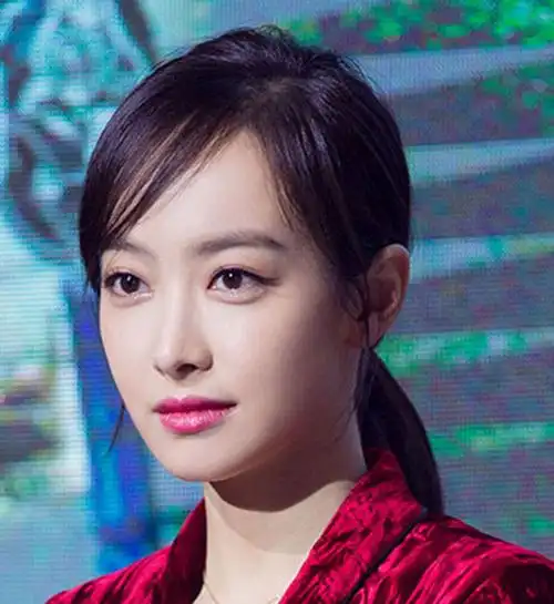 宋茜的『三七分』刘海,加上不高不低的中马尾,时尚又温婉.