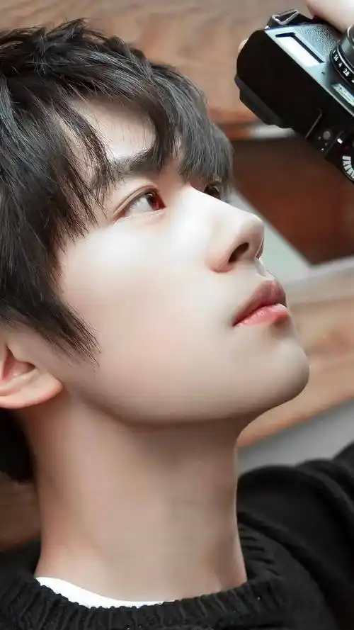 易烊千玺怼脸侧颜照