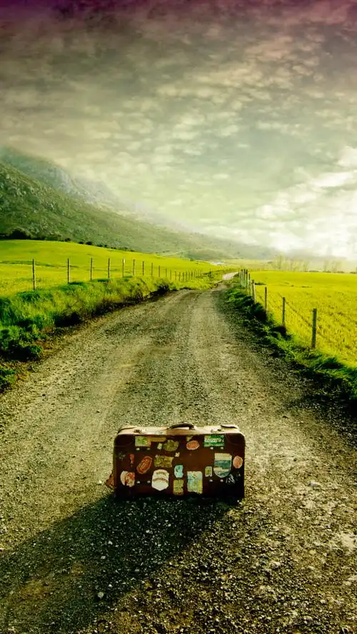 一望无际路上的旅行箱h5背景