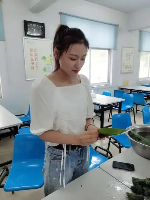 看!美女包粽子包得多认真呐
