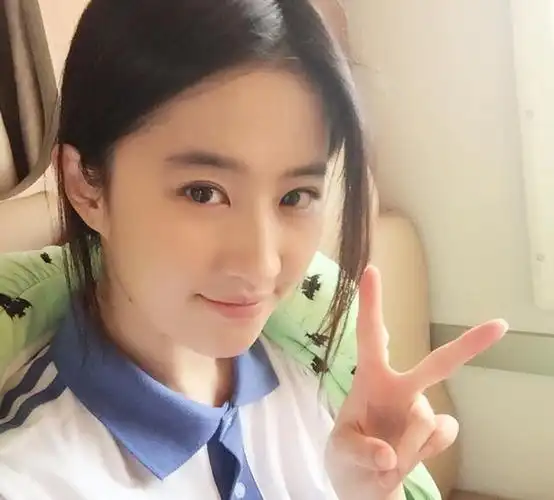 刘亦菲晒淡妆自拍照显清纯 着校服似高中生获赞