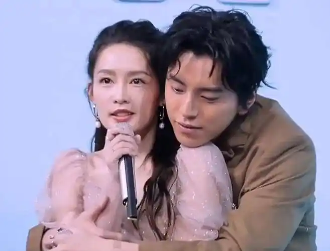 (左李沁右王大陆)基本上每次和他合作的女星都会或多或少传点绯闻出来