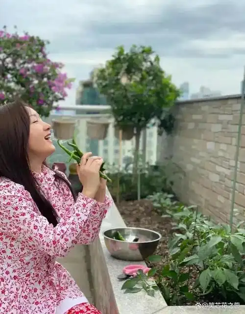 二,钢琴室展示音乐热爱杨钰莹本身是音乐人,对音乐和歌曲怀有深厚的