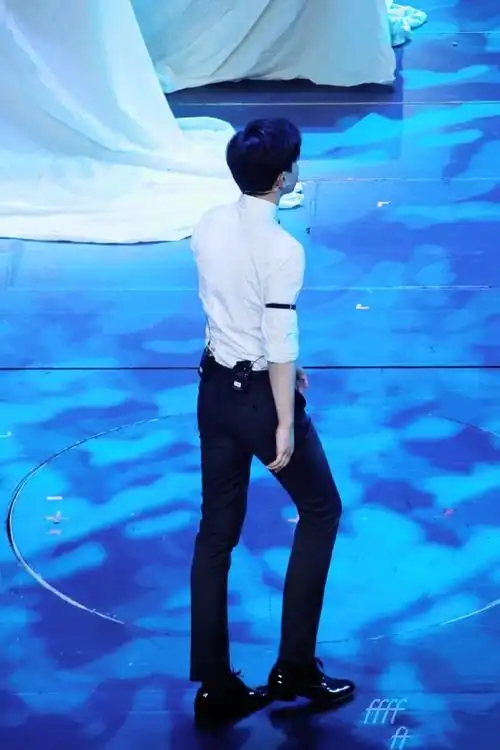 邓伦[超话]#满满安全感的背影