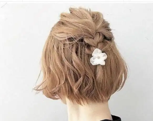 女生短发半编发发型图片