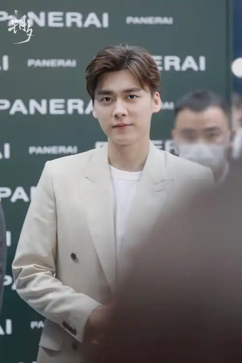 消息李易峰今日活动饭拍分享优雅贵公子身穿米白色西装现身