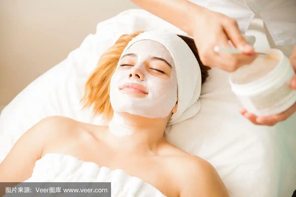正在做面部护理的漂亮女人