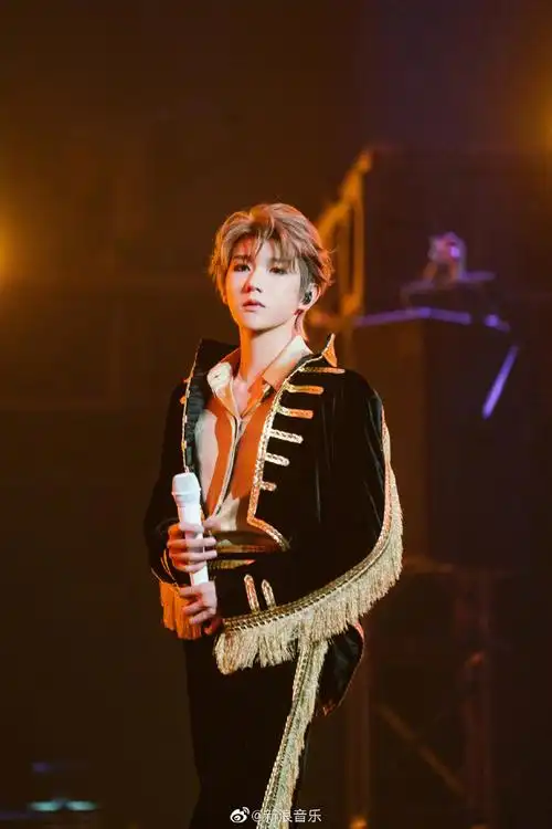 tfboys-王源还发文晒出舞台话筒图,表示"一会儿见"