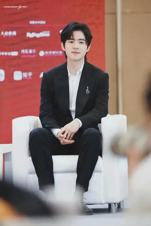 刘昊然北影节论坛黑西装造型