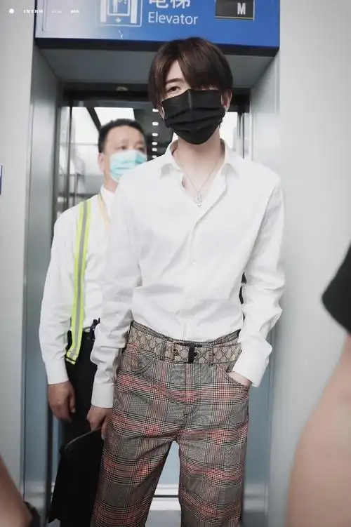 蔡徐坤 机场街拍,身着白衬衫搭配格纹长裤,顺毛发型慵懒又乖巧