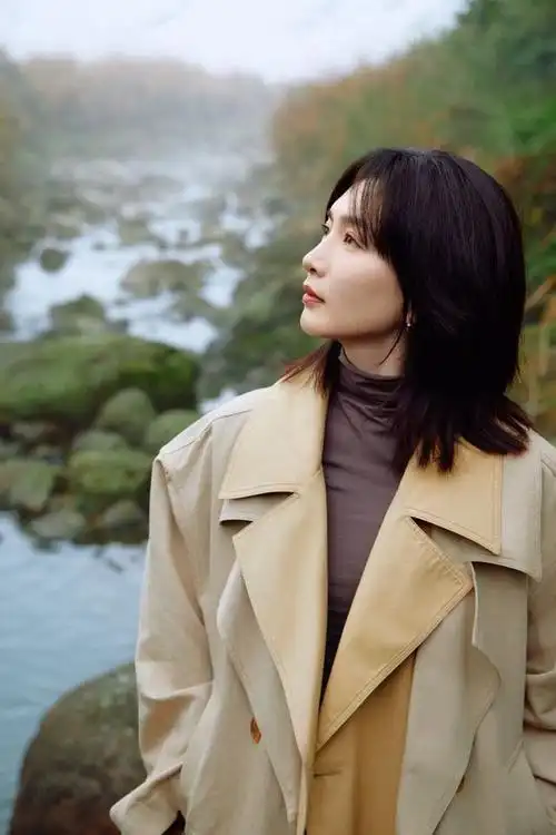 江疏影剪了新齐肩发型洋气10倍,穿卫衣 皮裤走机场,时髦减龄