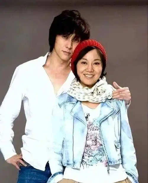 她的前男友不是比闫妮小8岁,最离谱的竟然还小11岁.