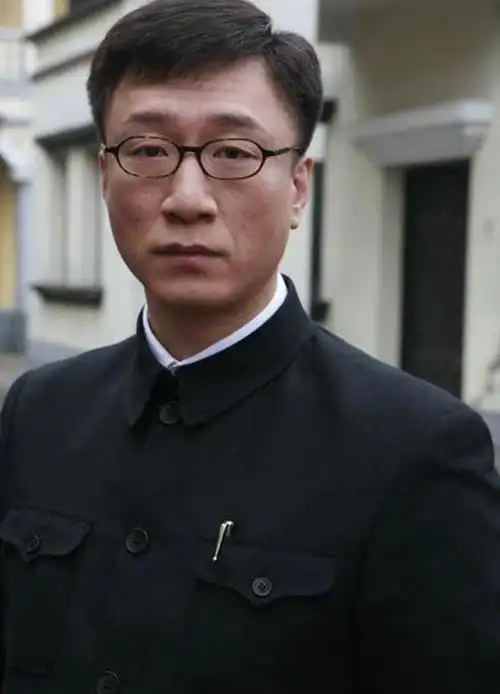 《像雾像雨又像风》的时候,与李小冉有过一段激情吻戏,孙红雷自此就