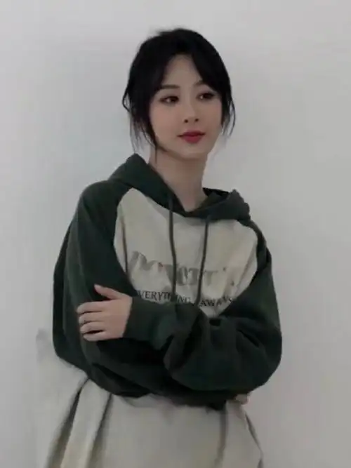 杨紫分享午后随拍##杨紫双色拼接卫衣随拍